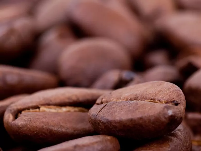 Kofeina ma wpływ na zmianę poziomu estrogenu u młodszych kobiet