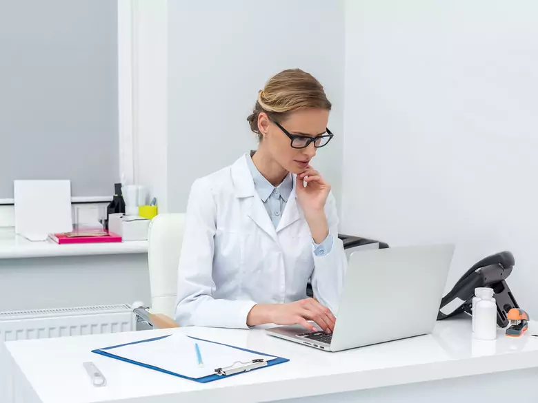 77% Polek uważa uderzenia gorąca za charakterystyczną dolegliwość okresu przekwitania