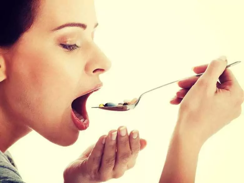 Działania niepożądane tabletek antykoncepcyjnych – co powinnaś wiedzieć, zanim zdecydujesz się na terapię hormonalną