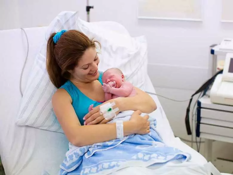 Poród naturalny: etapy, zalety oraz wady