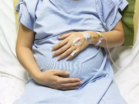Bezpieczne narodziny krok po kroku. Wszystko, co warto wiedzieć o procedurach, metodach łagodzenia bólu w ramach NFZ, opiece i przygotowaniu do porodu